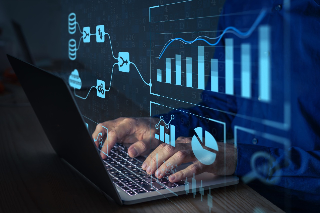 Profissionais analisando dashboards e métricas estratégicas em monitores.